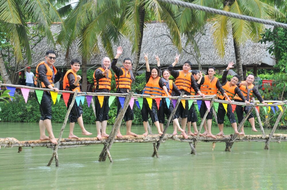 Trải nghiệm đi cầu khỉ tại Lan Vương