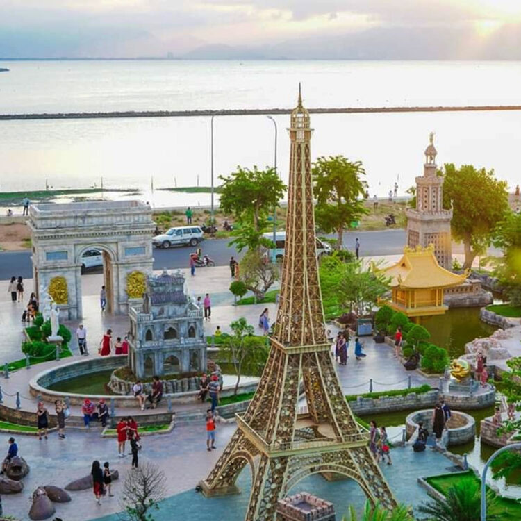 Check-in kỳ quan khắp 5 châu ngay giữa Đà Nẵng