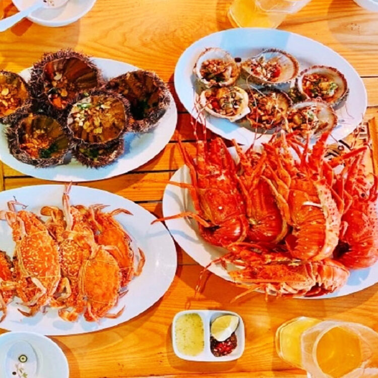 Thưởng thức hải sản tươi ngon tại nhà hàng bè Bình Hưng