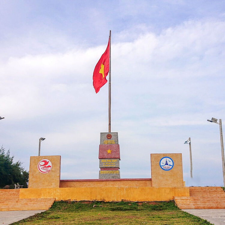 Check in cột cờ đảo Phú Quý - đi để thêm yêu tổ quốc