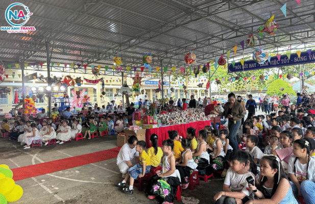 VUI HỘI TRĂNG RẰM – TRAO YÊU THƯƠNG, GỬI NỤ CƯỜI TRẺ THƠ 7 4